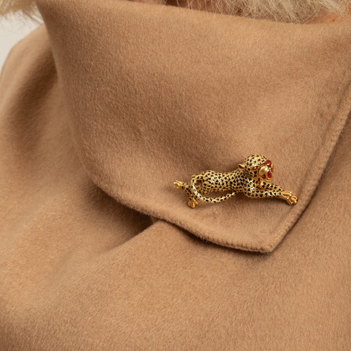 5876- Yellow Gold Enamel Panther Brooch-photo-3