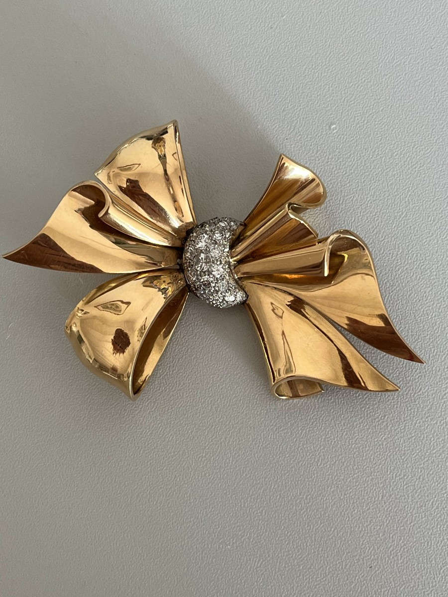 6400- Vintage Bow Brooch In Yellow Gold And Grey Diamonds