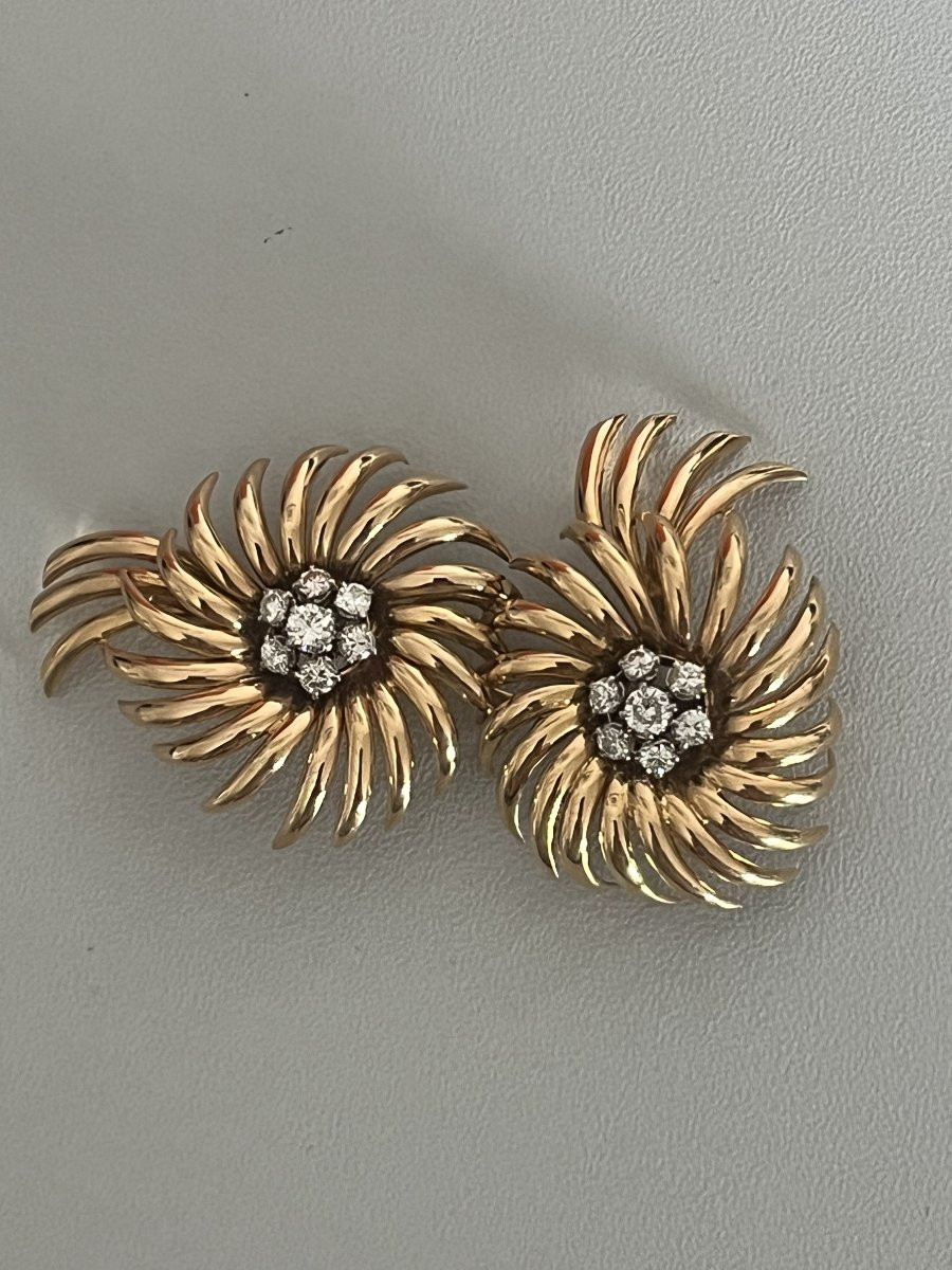 6378- Yellow Gold Diamond Volutes Brooch-photo-4