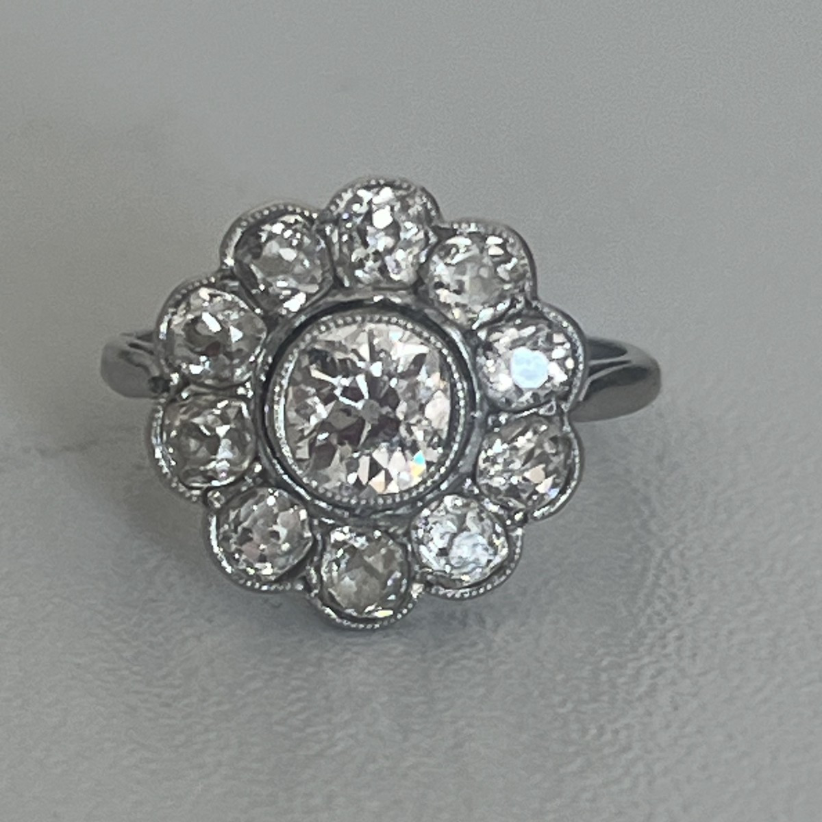 6464- Bague Marguerite Ancienne Platine Diamants (0,60 Ct Au Centre)