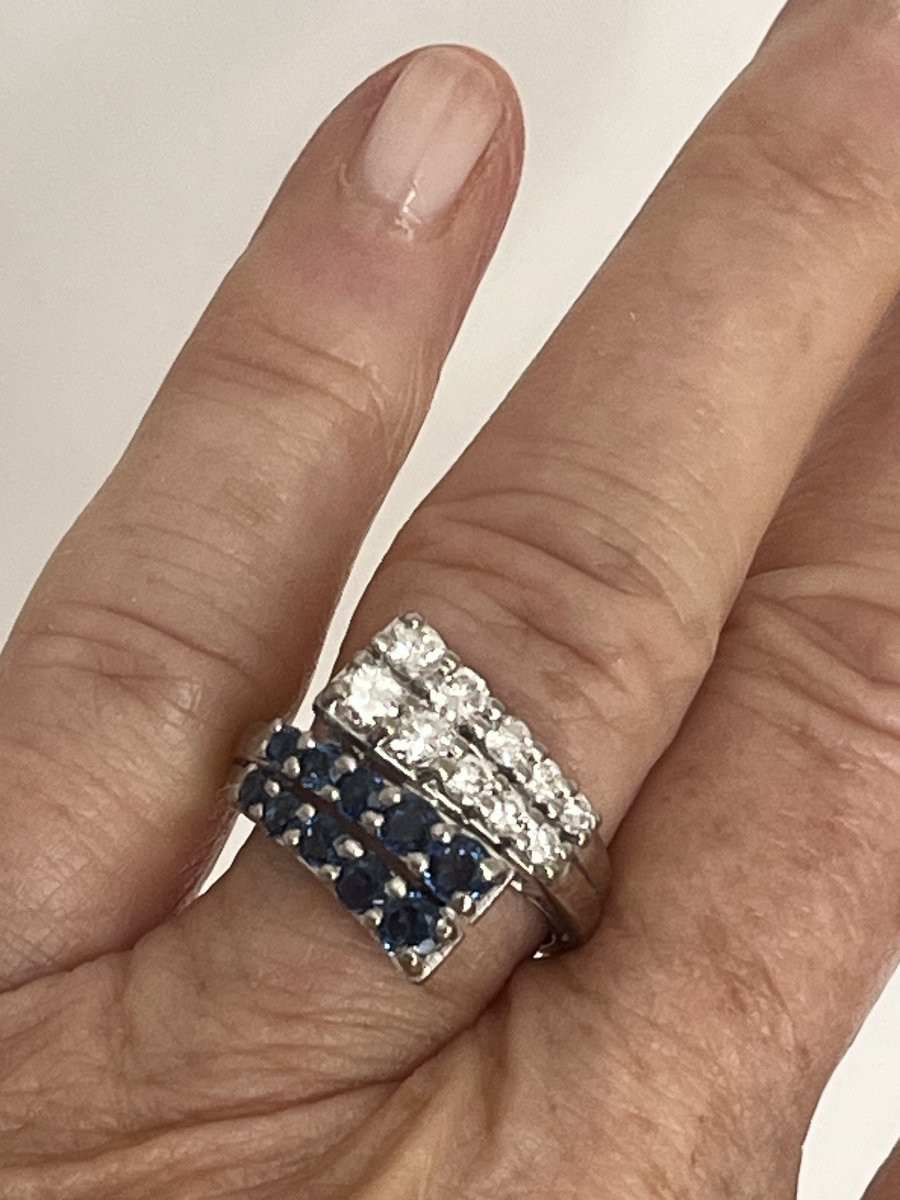 6472- Bague Moderniste Croisée Or Gris Saphirs Diamants-photo-2
