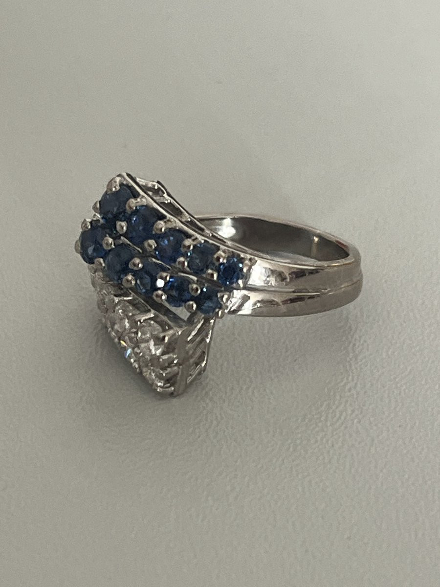 6472- Bague Moderniste Croisée Or Gris Saphirs Diamants-photo-3