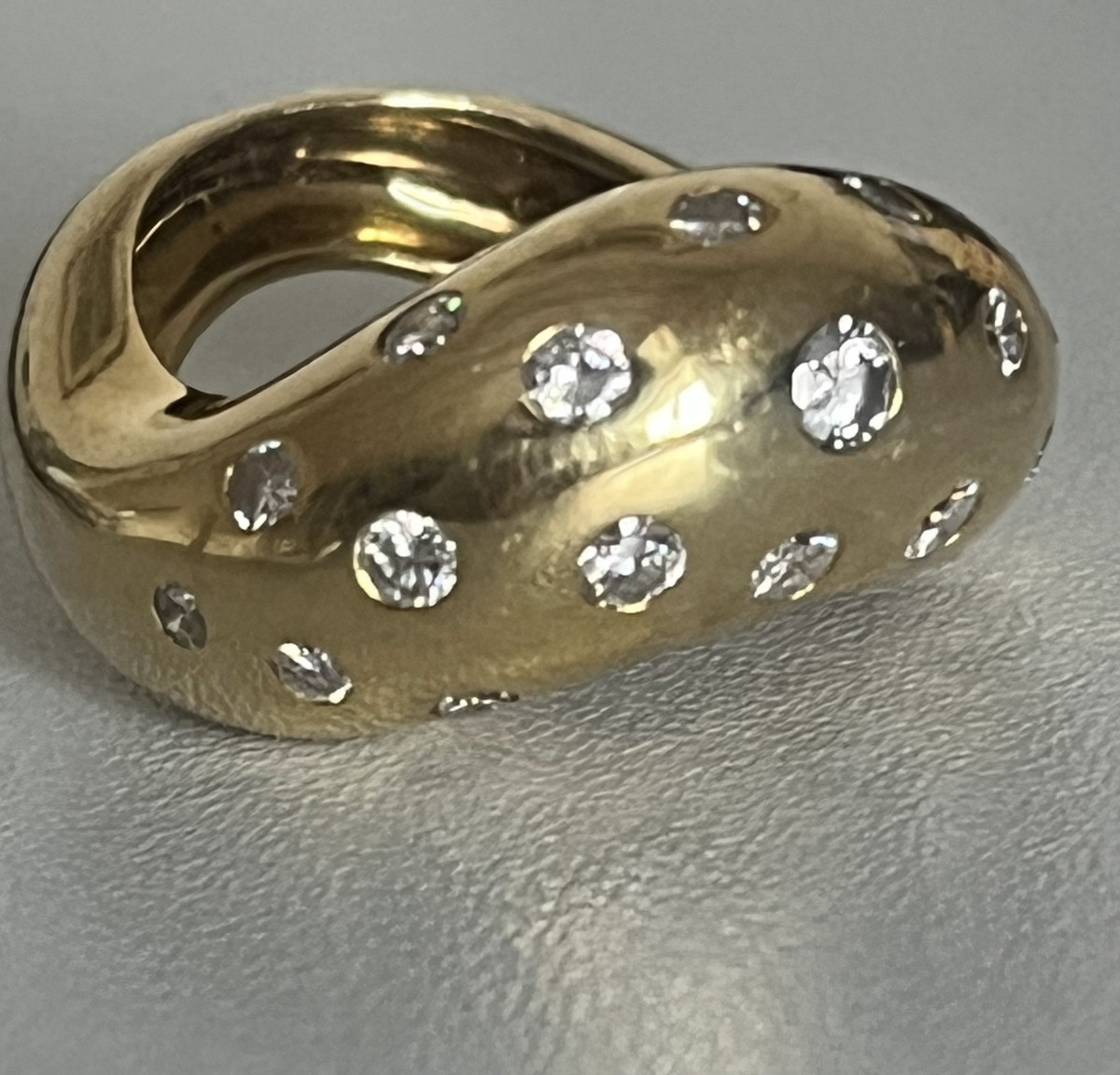 6408- Yellow Gold Diamond Movement Ring