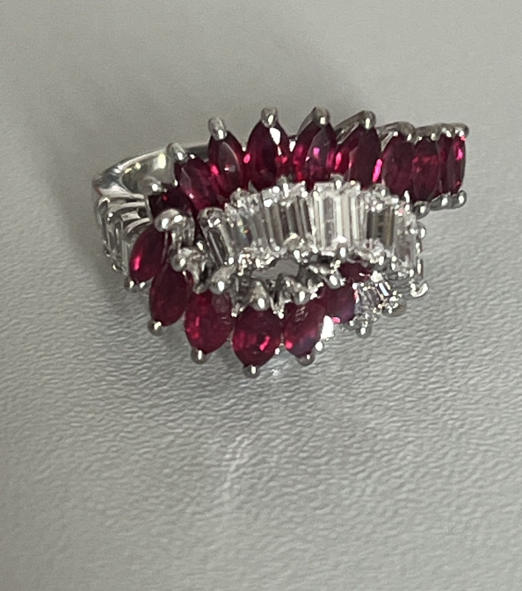 6451- Bague Vintage Mouvementée Or Gris Rubis Diamants