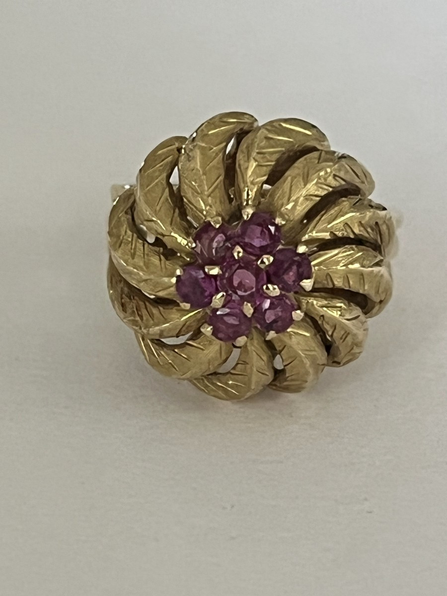 6589- Bague Dôme Or Jaune Texturé Rubis