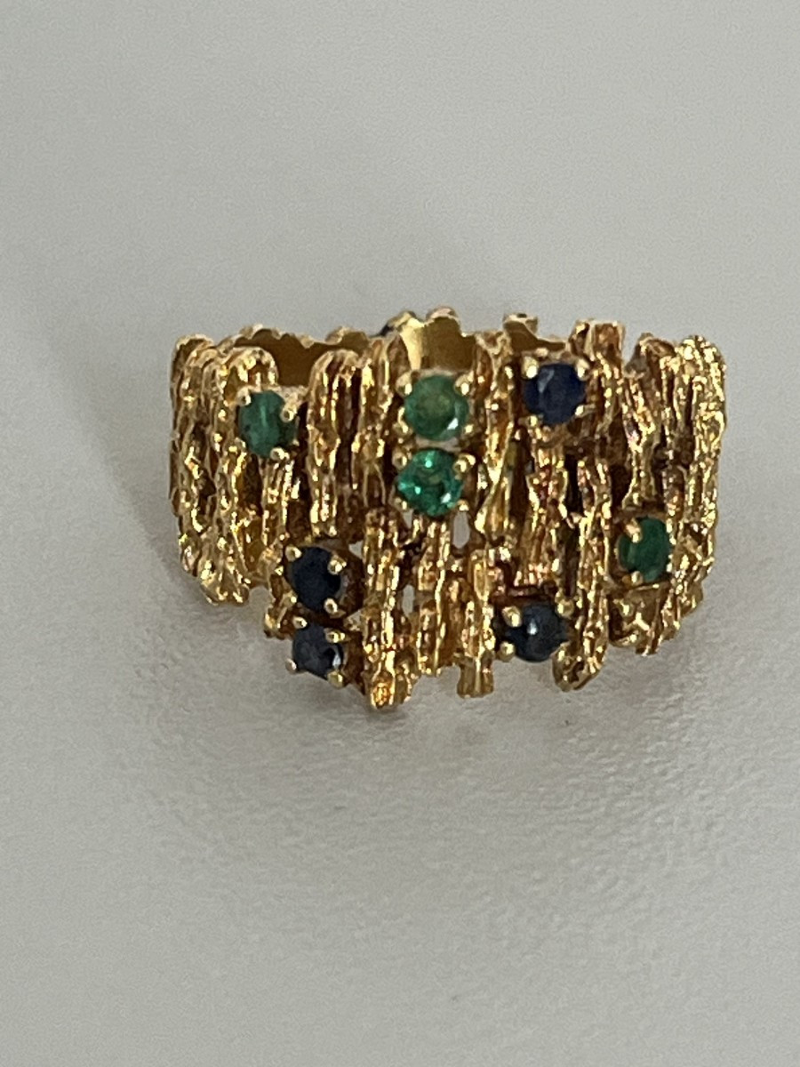 6747- Bague Moderniste Or Jaune Saphirs Emeraudes