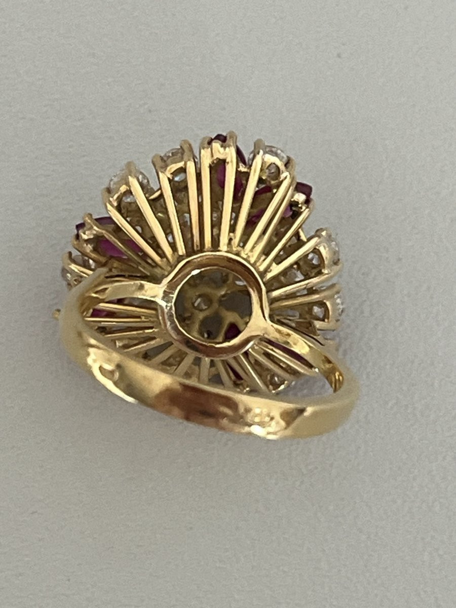 6749- Importante Bague Dôme Or Jaune Diamants Pierres Rouges-photo-2