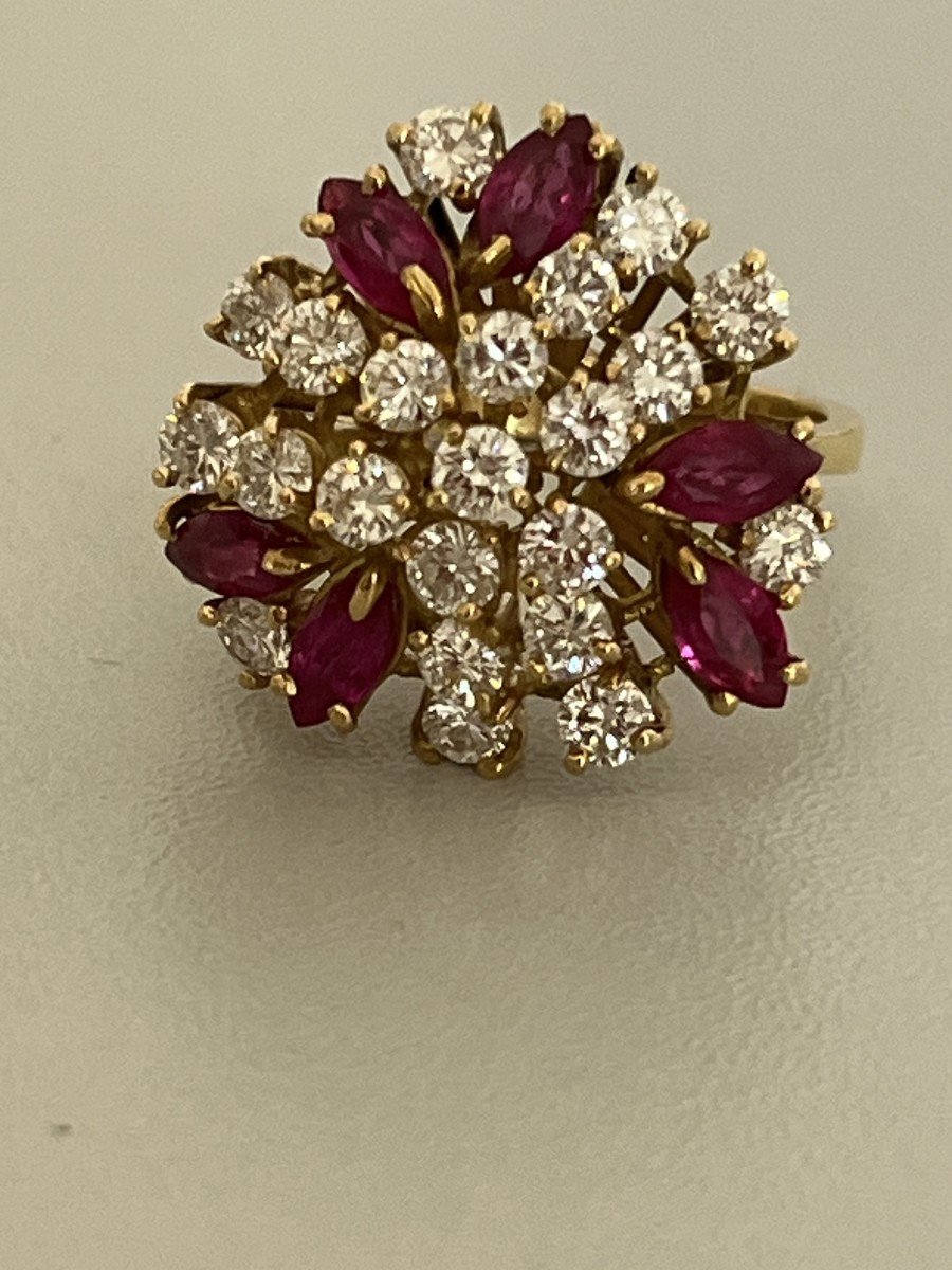 6749- Importante Bague Dôme Or Jaune Diamants Pierres Rouges