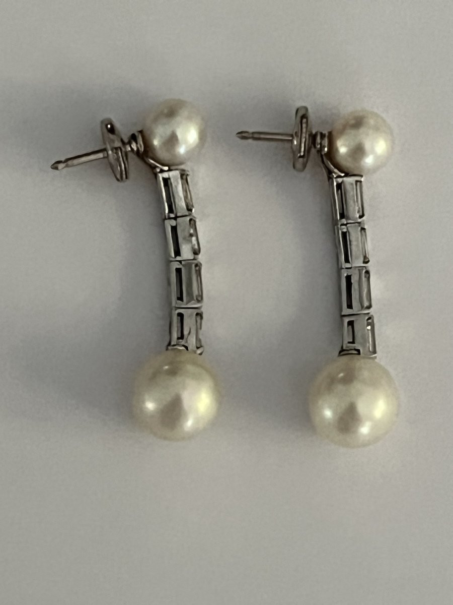 6752- Elegant Pair Of White Gold Earrings With Akoya Pearls And Baguette Diamonds-photo-3