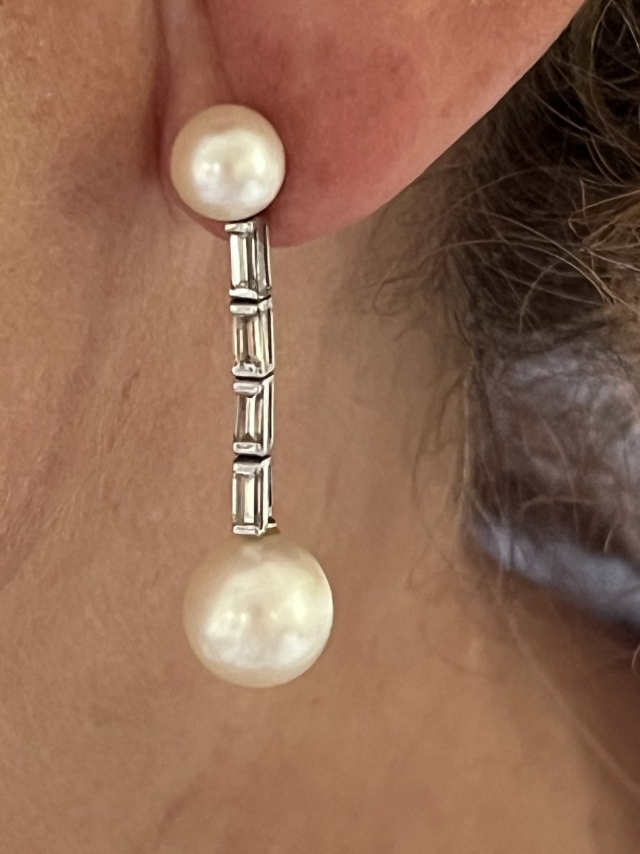 6752- Elegant Pair Of White Gold Earrings With Akoya Pearls And Baguette Diamonds-photo-1