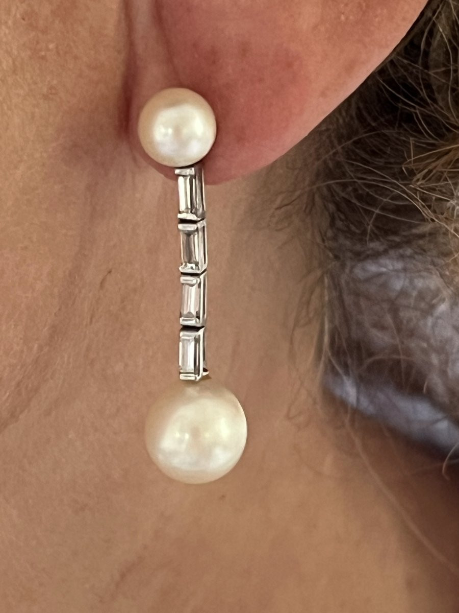 6752- Elegant Pair Of White Gold Earrings With Akoya Pearls And Baguette Diamonds-photo-2