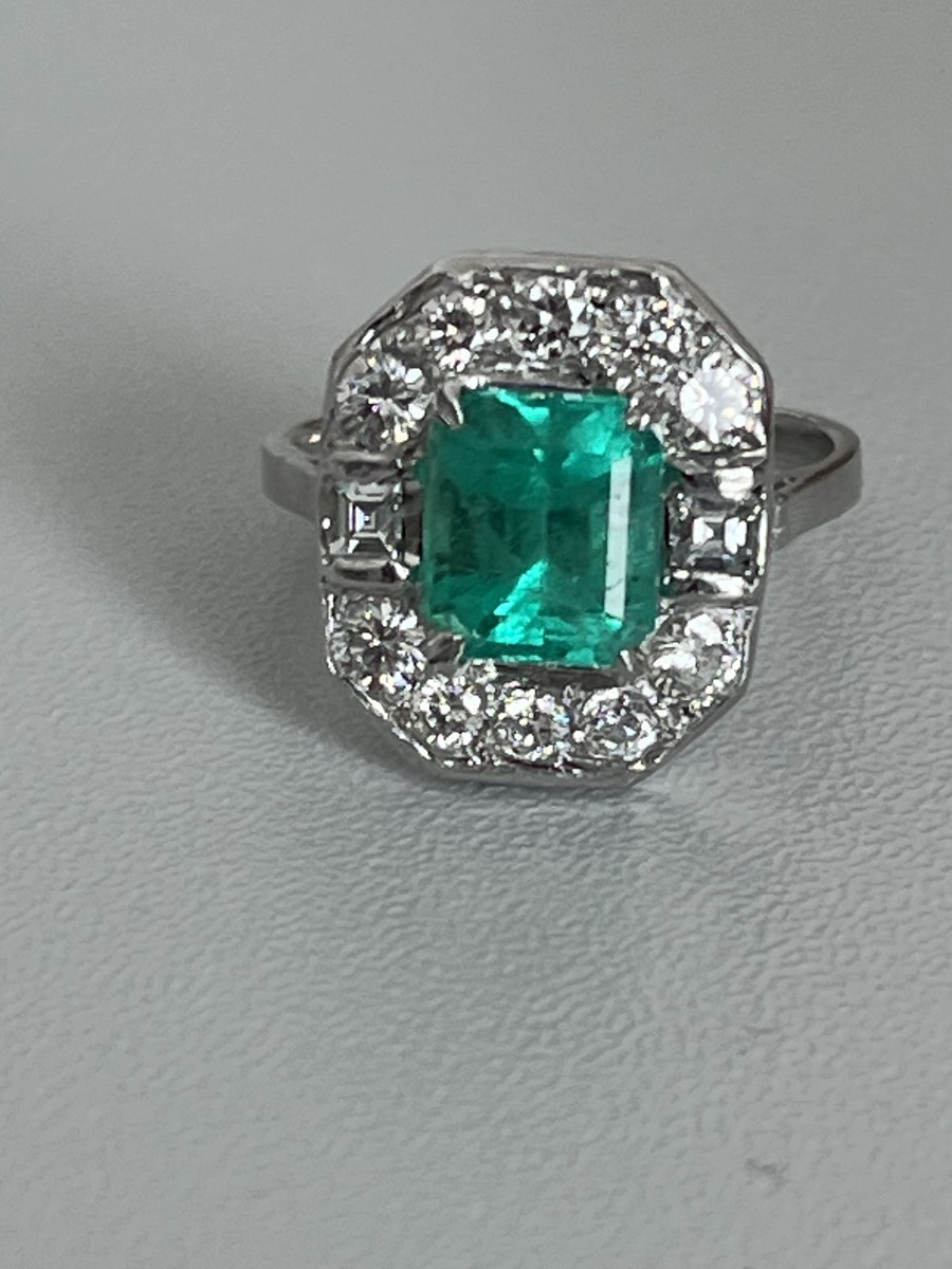 6714- Bague Or Gris Emeraude Diamants