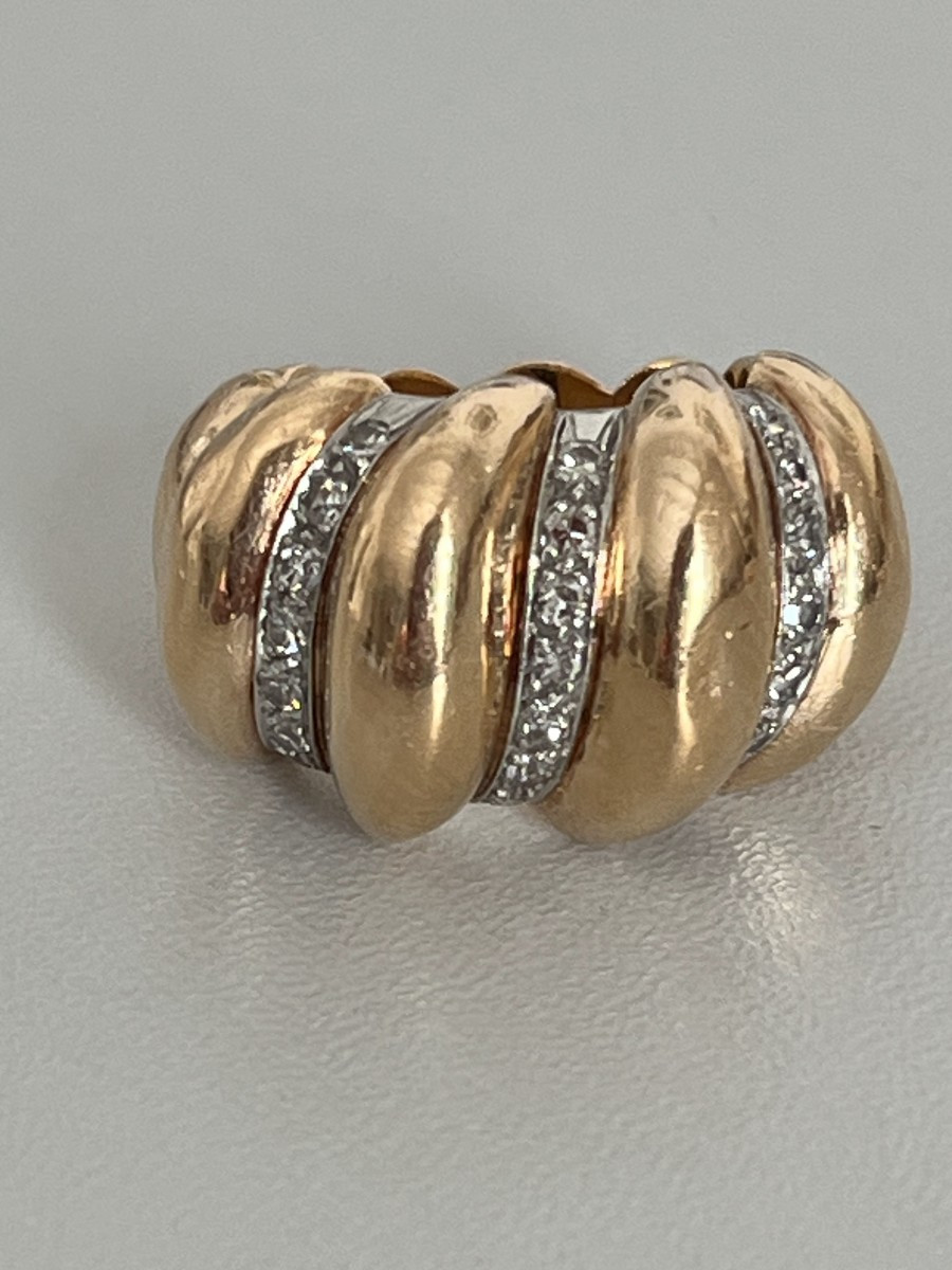 6776- Yellow Gold Ring With Diamonds