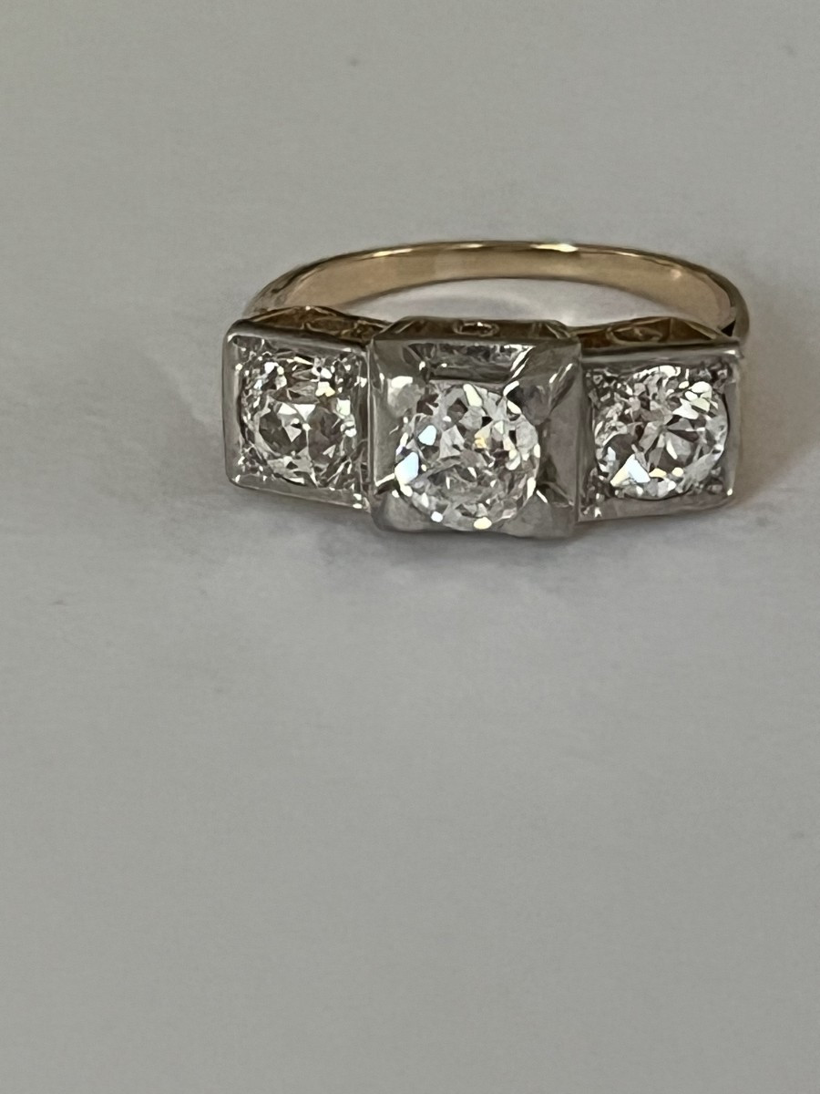 6623- Art Deco Platinum Diamond Ring (0.70 Ct In The Center)