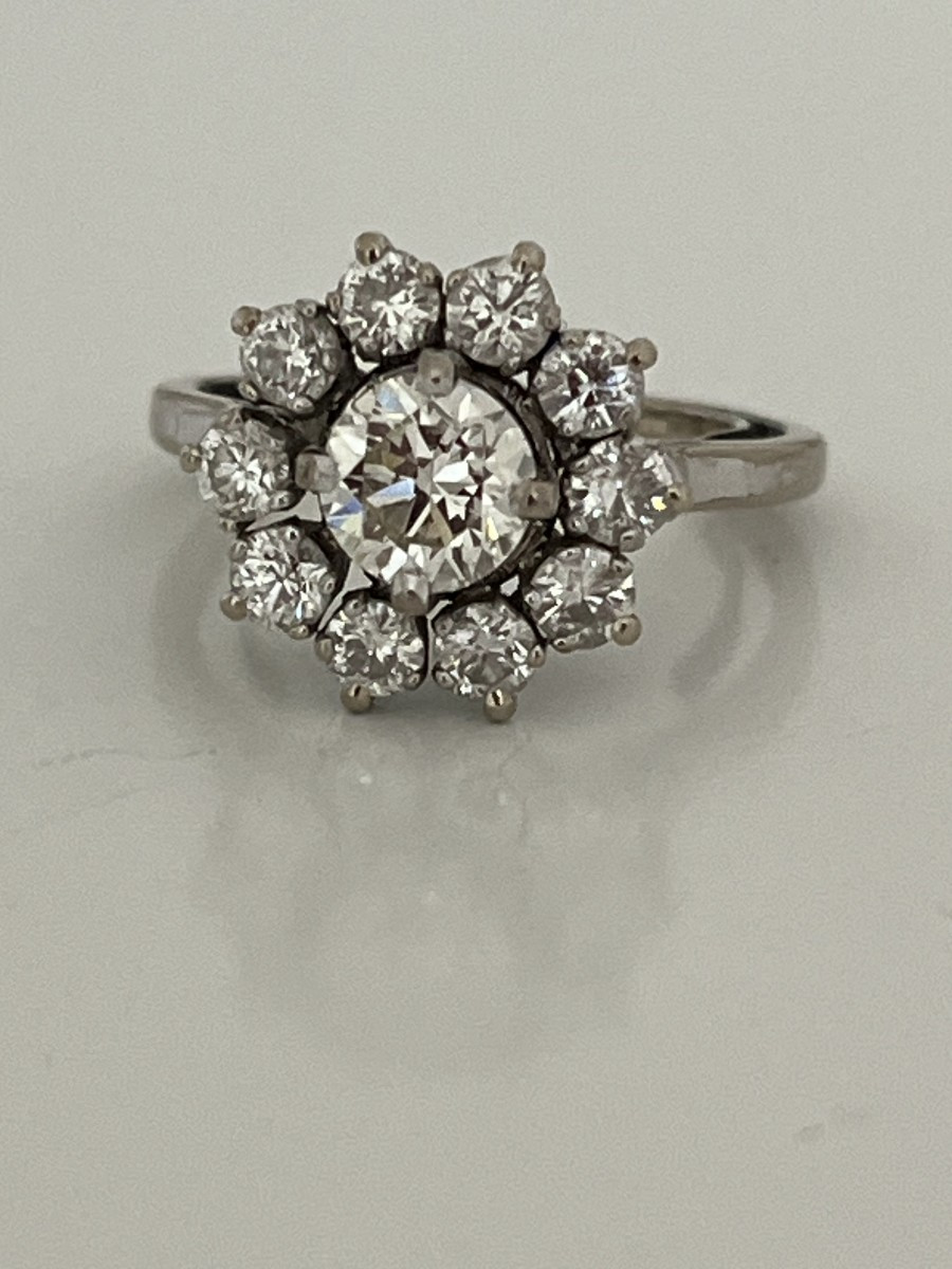 6957- White Gold Marguerite Ring With Diamonds (0.70 Ct In The Center)
