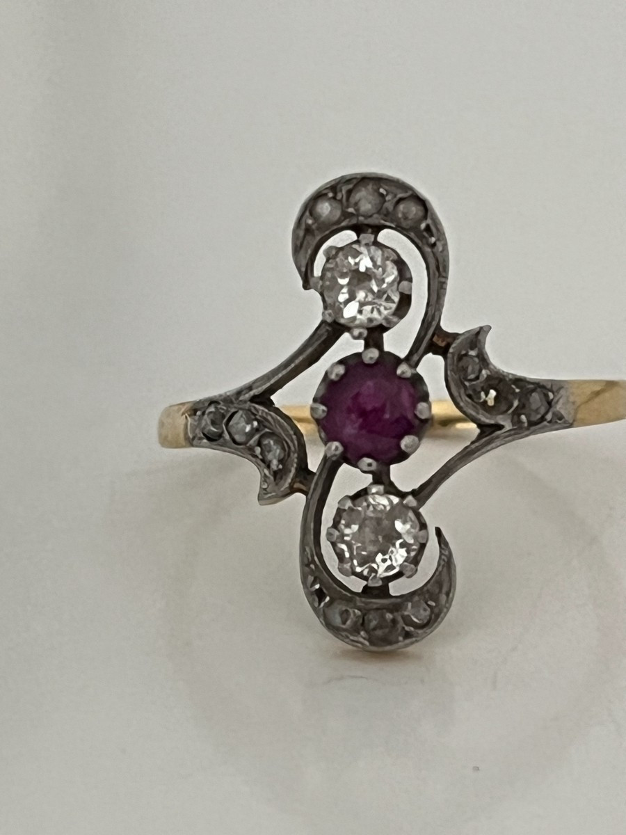 6852- Antique Yellow Gold Ruby Diamond Ring