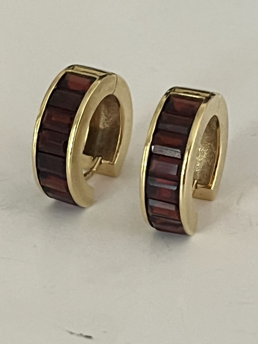 6916- Yellow Gold Garnet Earrings