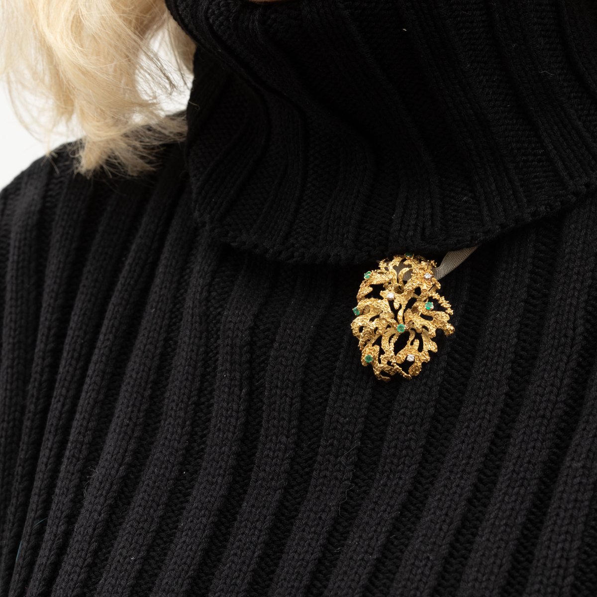 3251a - Textured Yellow Diamond And Emerald Pendant-photo-2