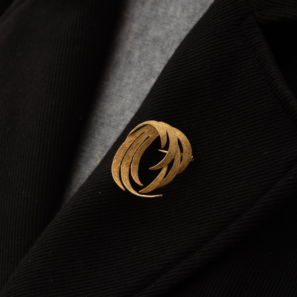 4323 - Vintage Yellow Gold Plumage Brooch-photo-4