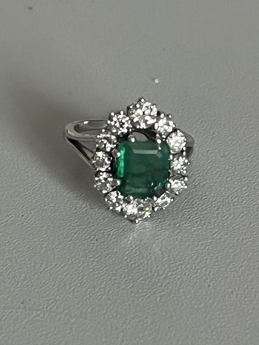 7228- Bague Fleur Or Gris Emeraude 2,72 ct Diamants 1,20 ct