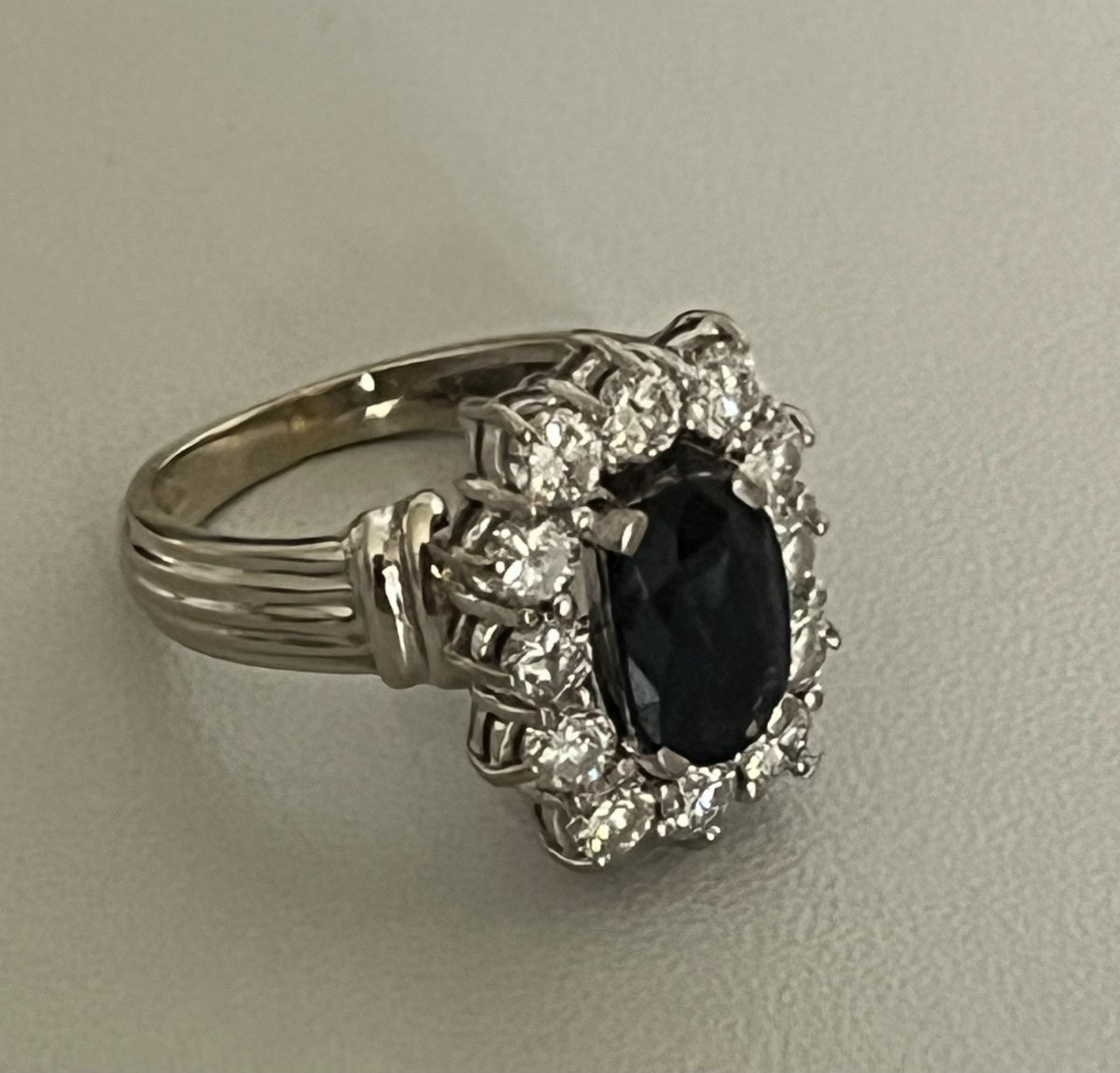 7190 - White Gold Ring With Sapphire And Diamonds-photo-1