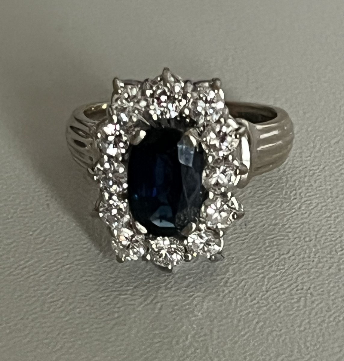 7190 - White Gold Ring With Sapphire And Diamonds-photo-3
