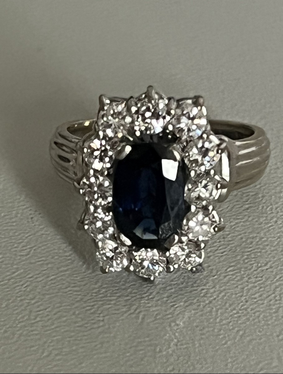 7190 - White Gold Ring With Sapphire And Diamonds