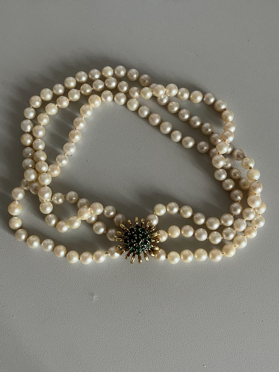 5239 - Akoya Pearl Necklace, 3 Rows, Yellow Gold Clasp, Emeralds-photo-2