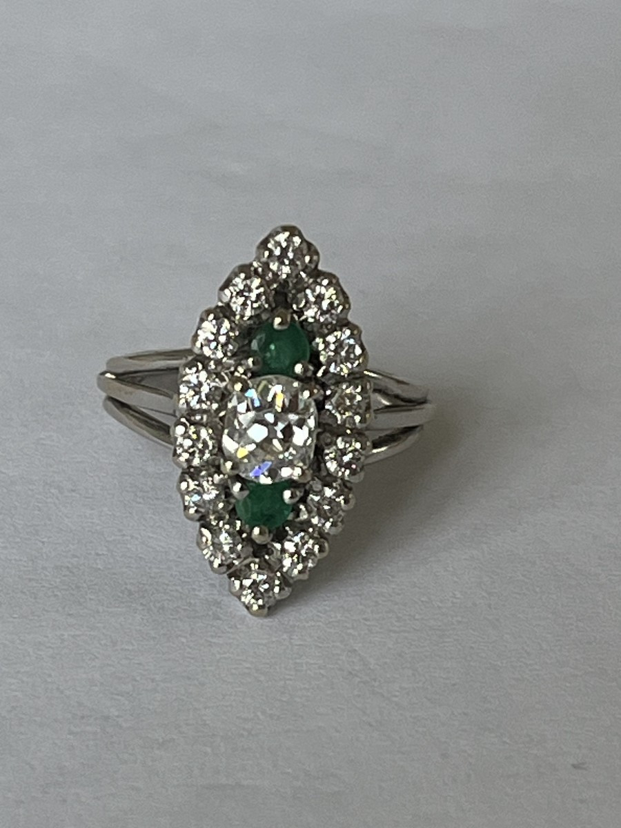 7083- Bague Marquise Or Gris Diamants Emeraudes