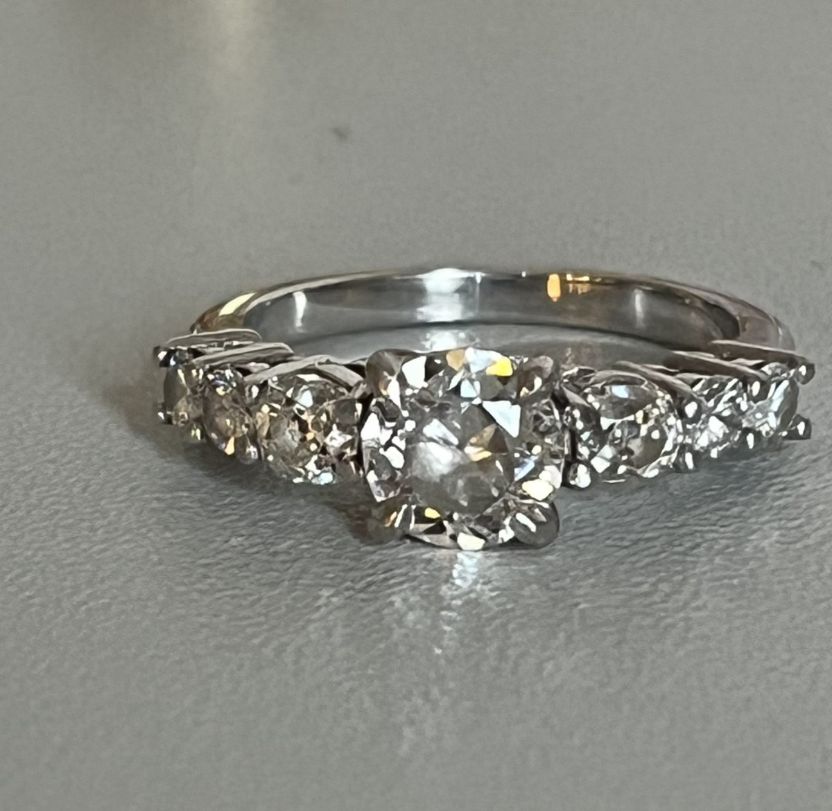 7326 - White Gold Ring With Diamonds (1.00 Ct In The Center)
