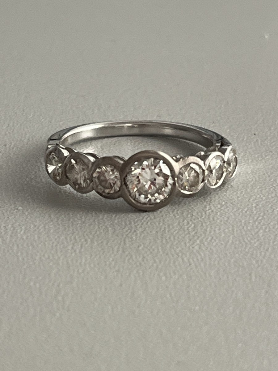 7335b- Bague Vintage Or Gris Diamants (0,71 ct au centre)