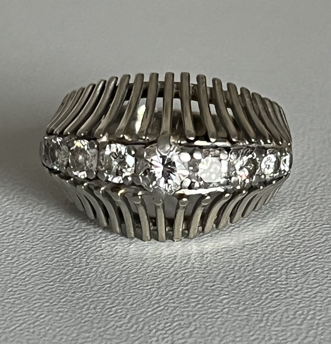 7174- Bague Années 1950 Fils de Platine Diamants