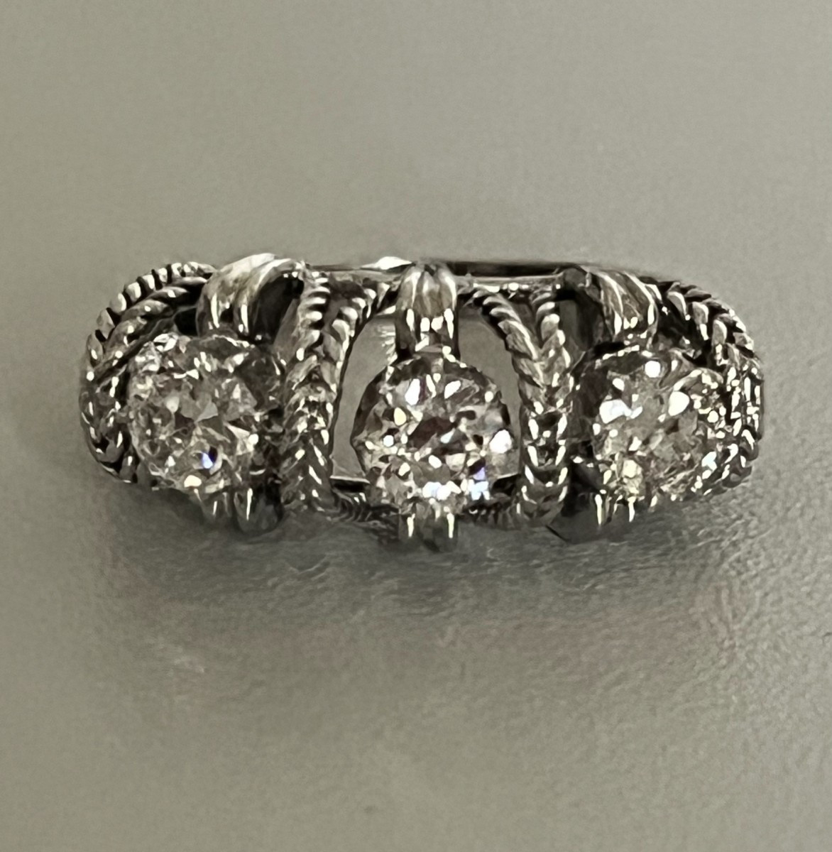 7175- Bague Années 1950 Platine Or Gris Diamants