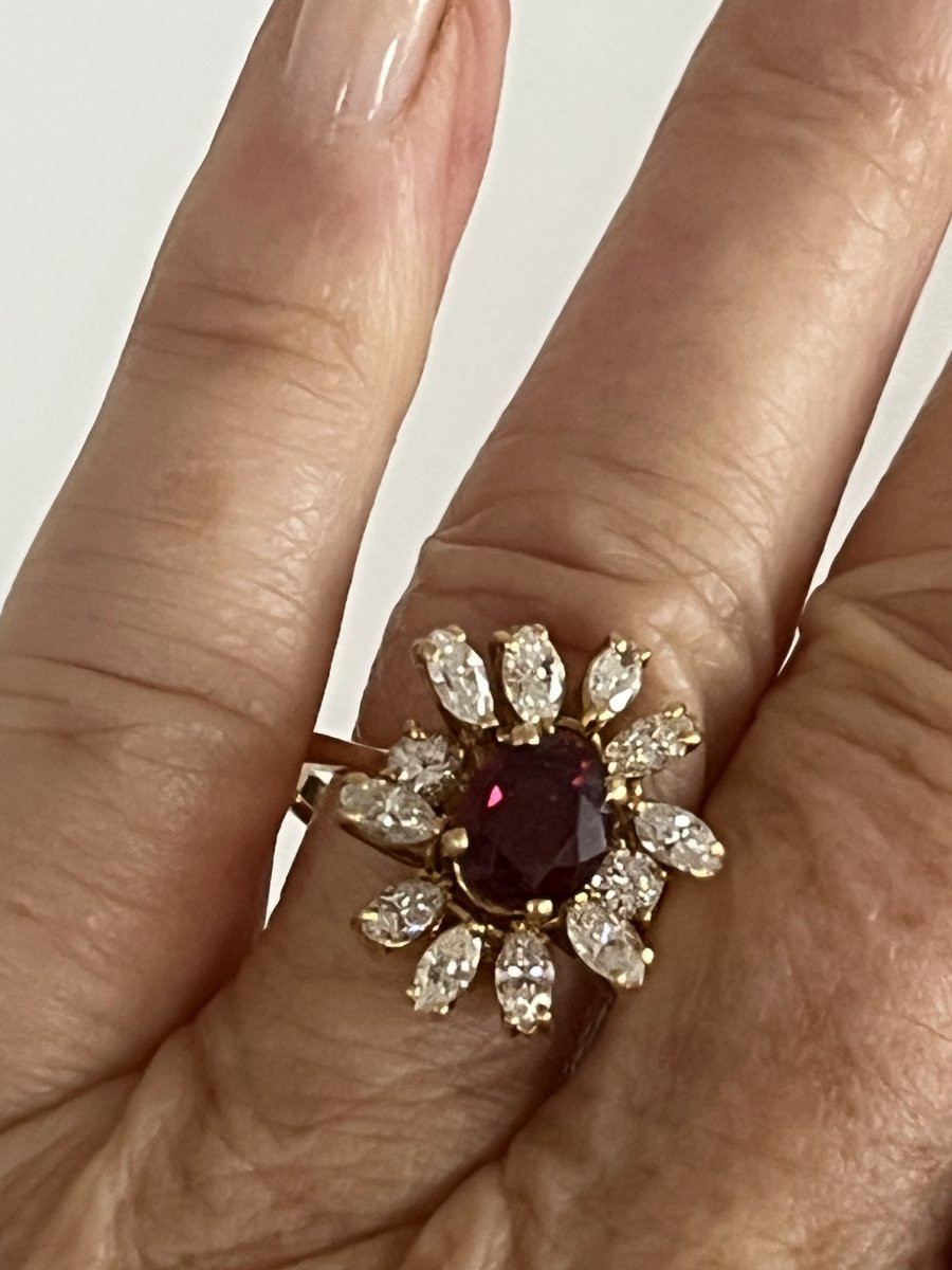 7180 - Yellow Gold Flower Ring With 1.20 Ct Ruby And Diamonds-photo-3