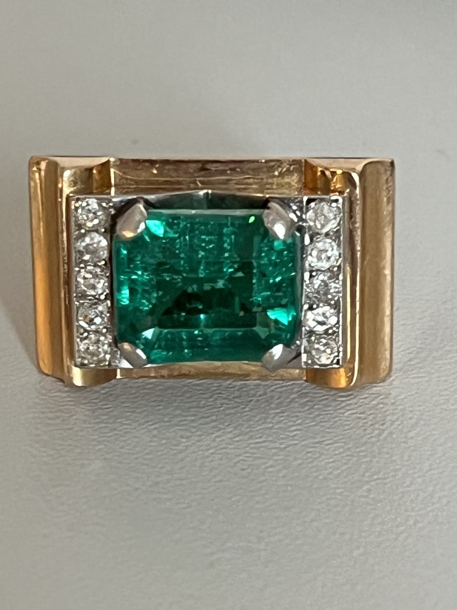 7285 - Yellow Gold Signet Ring With Green Stone And Diamonds