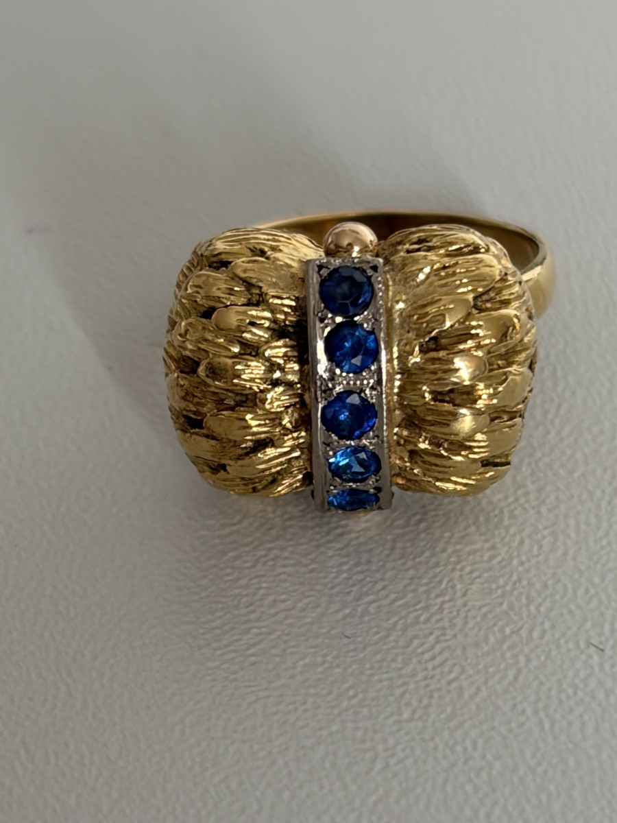 7422 - Bague Vintage Or Jaune Ciselé Saphirs