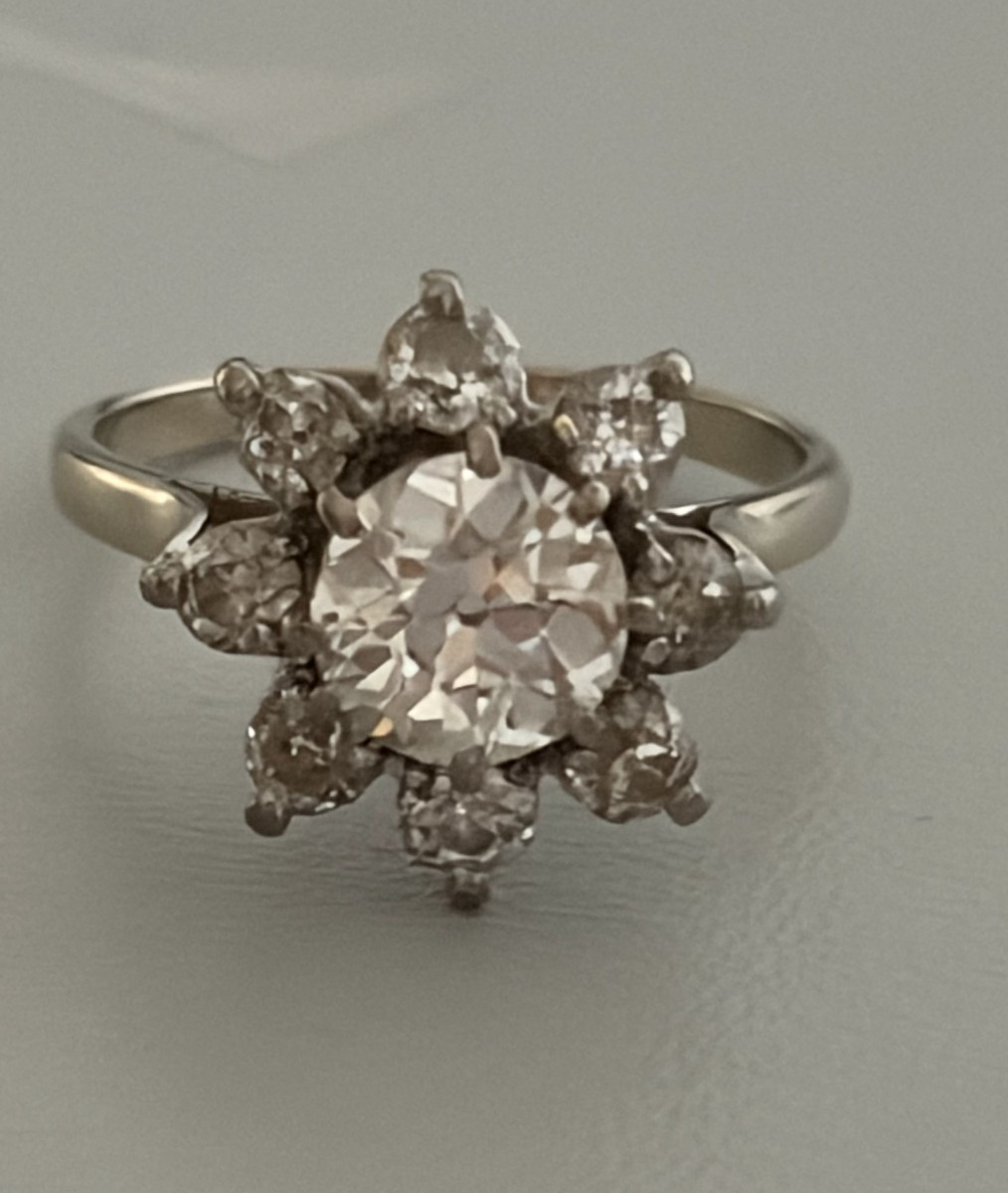 7485 - Bague Marguerite Or Gris Diamants (1,30 ct au centre)