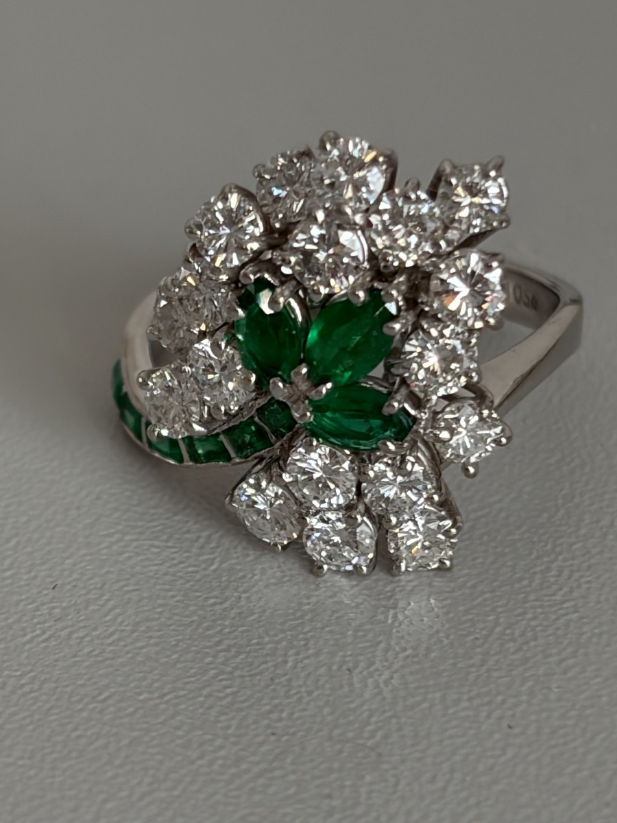 7458 - Bague Cocktail Or Gris Emeraudes Diamants