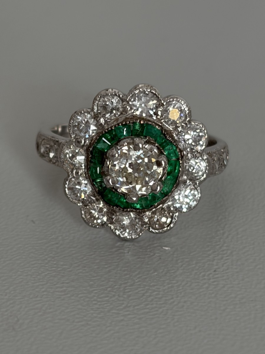 7514 - Vintage Daisy Ring White Gold Emerald Diamonds