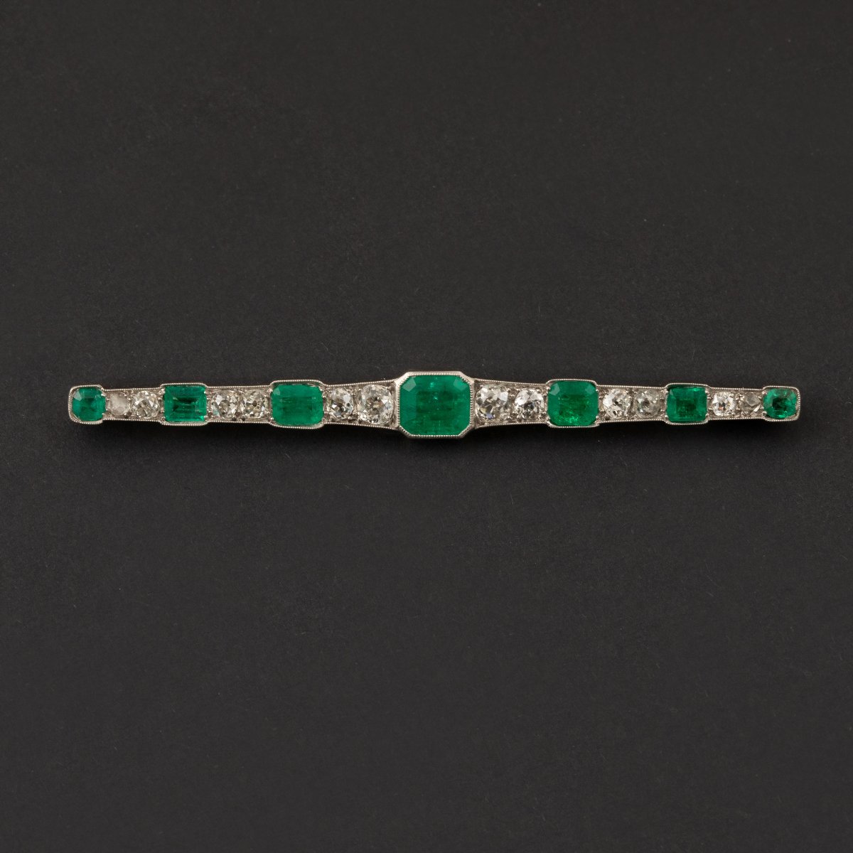 7300- Broche Barrette Ancienne Platine Diamants Emeraudes