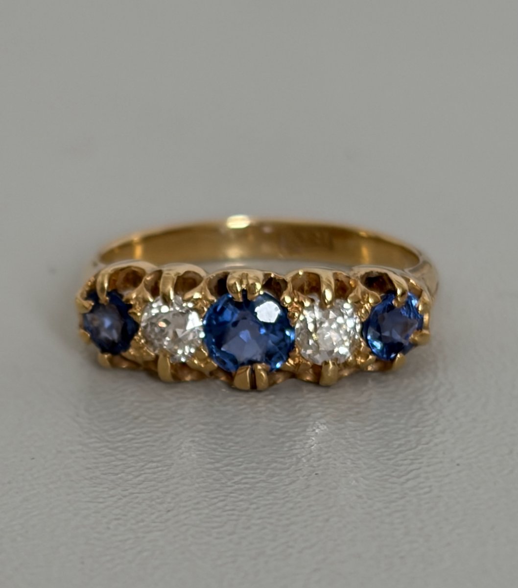 7678- Bague Jarretière Or Jaune Saphirs Diamants