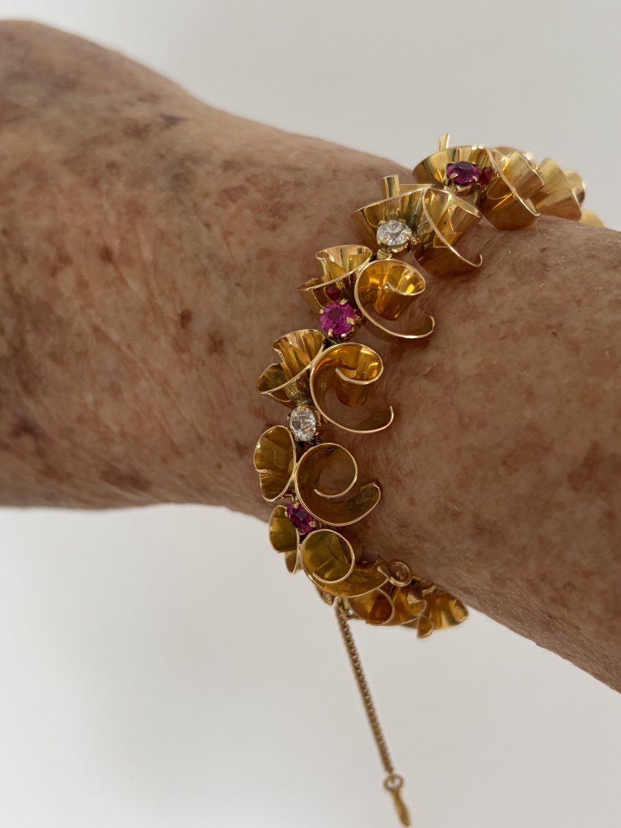 7607 - Yellow Gold Ribbon Bracelet With Diamonds And Red Gemstones-photo-2