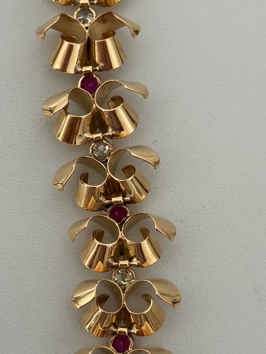 7607 - Yellow Gold Ribbon Bracelet With Diamonds And Red Gemstones-photo-4