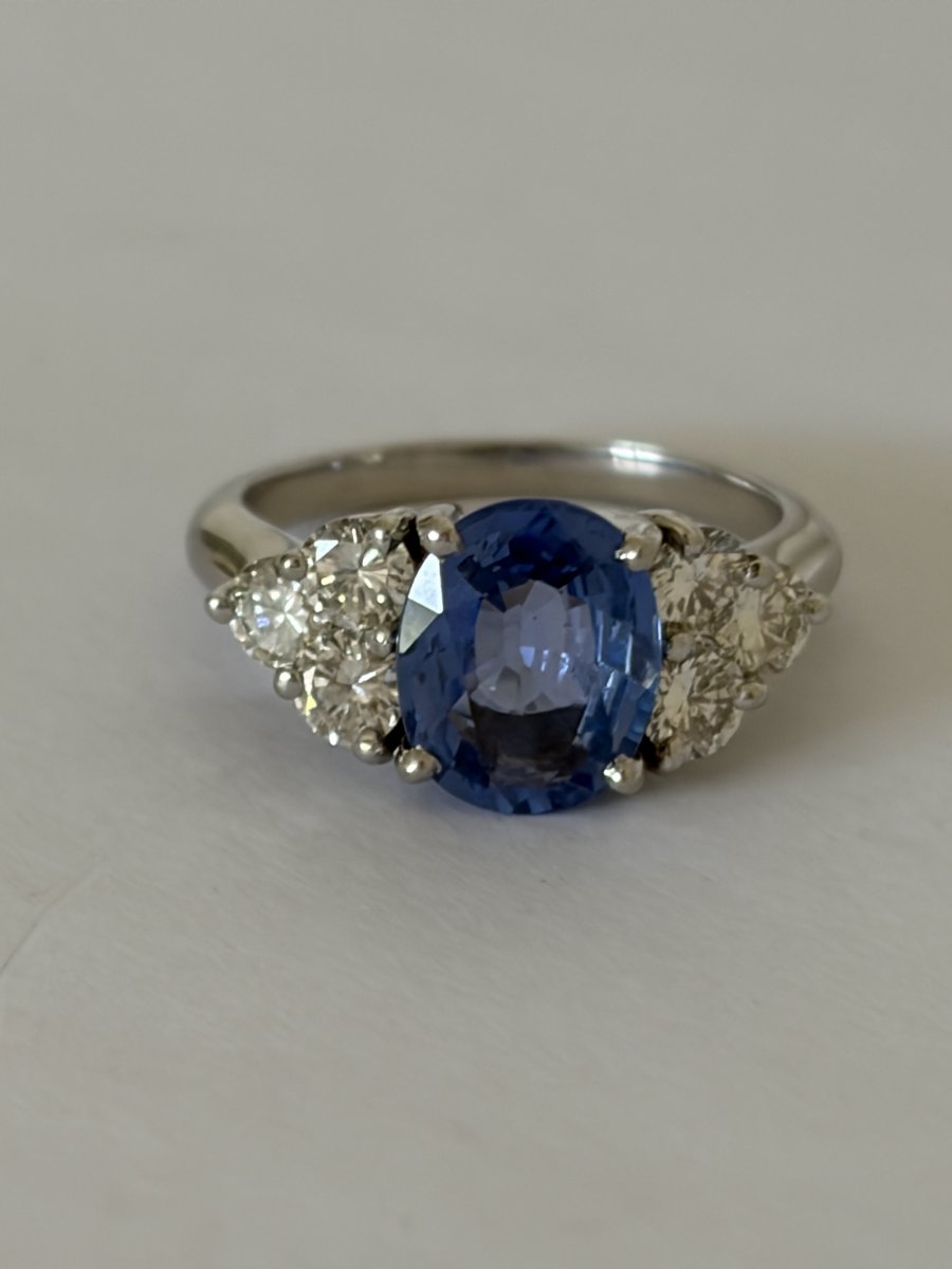7697 - White Gold Ring With 2.50 Ct Ceylon Sapphire (certificate) And Diamonds