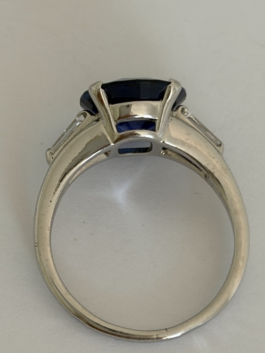 7900 - White Gold Ring With Royal Blue Ceylon Sapphire And Certified Diamonds-photo-2