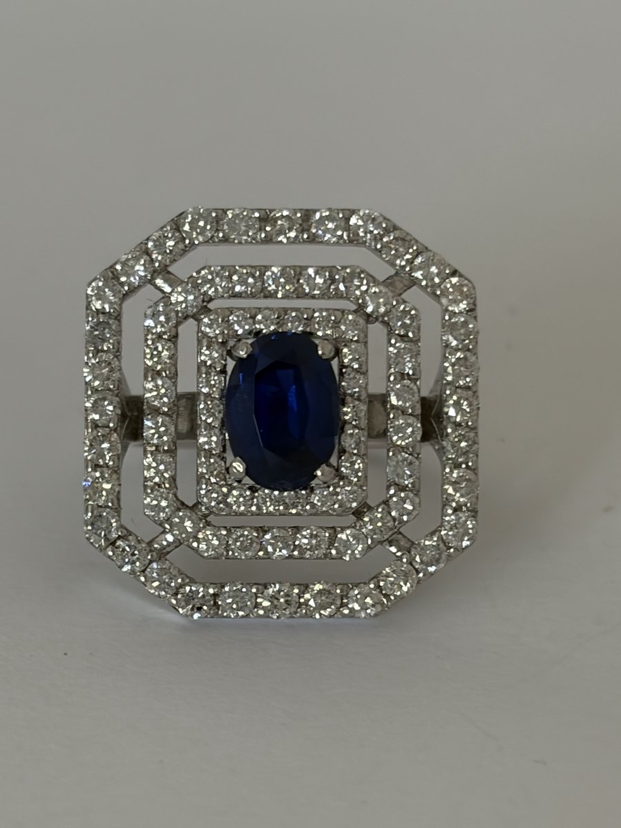 8015 - White Gold Ring With Sapphire And Diamonds