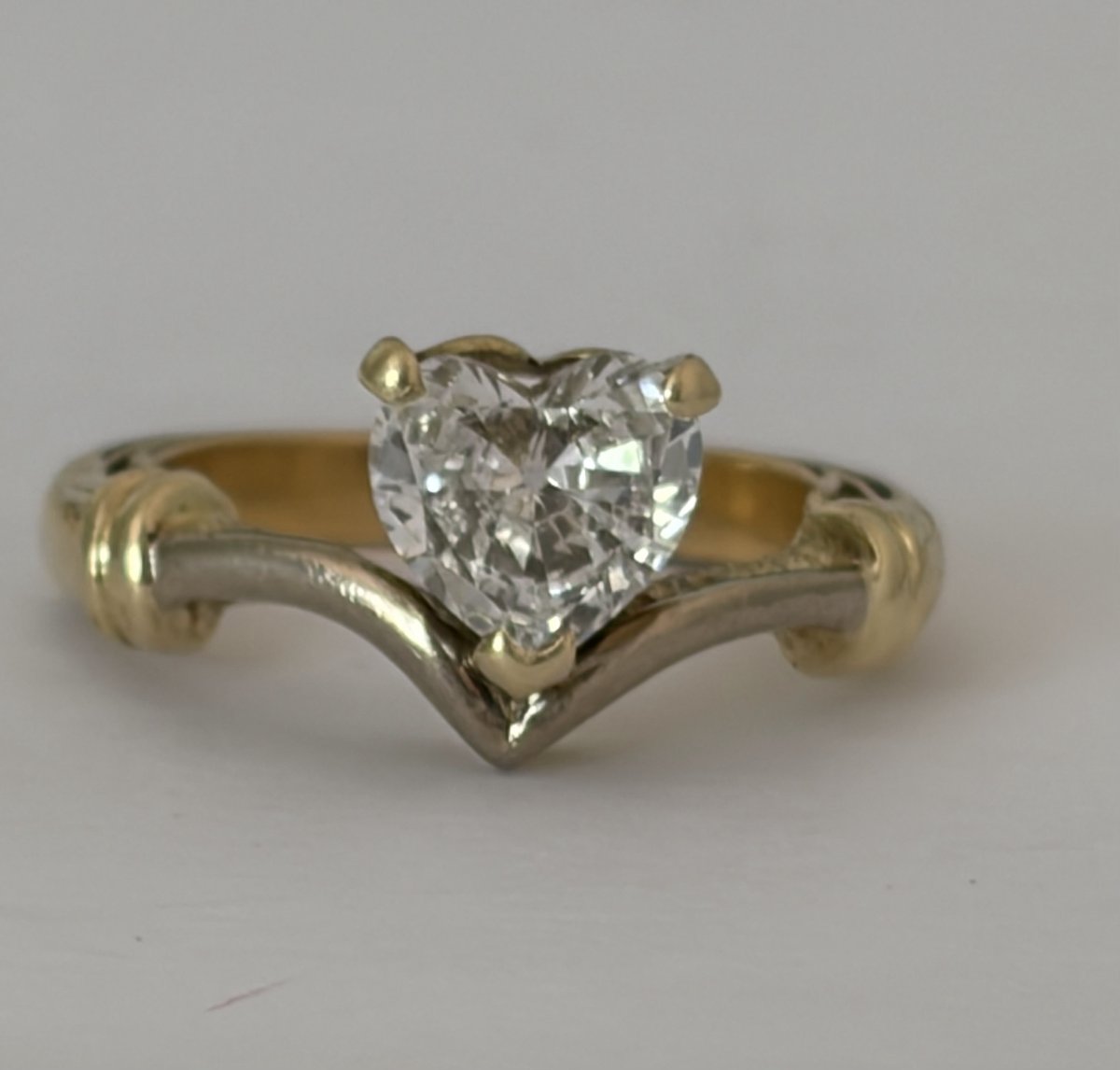 8019- Bague Vintage Or Jaune et Gris Diamant Taille Cœur de 1,00 ct