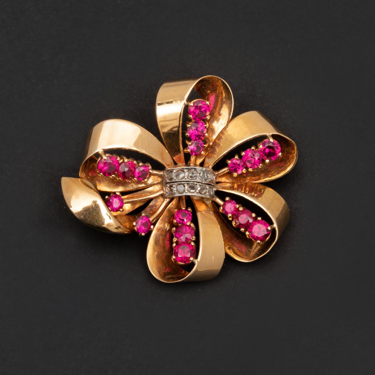 5413 - Vintage Rose Gold Bow Brooch With Diamonds And Rubies