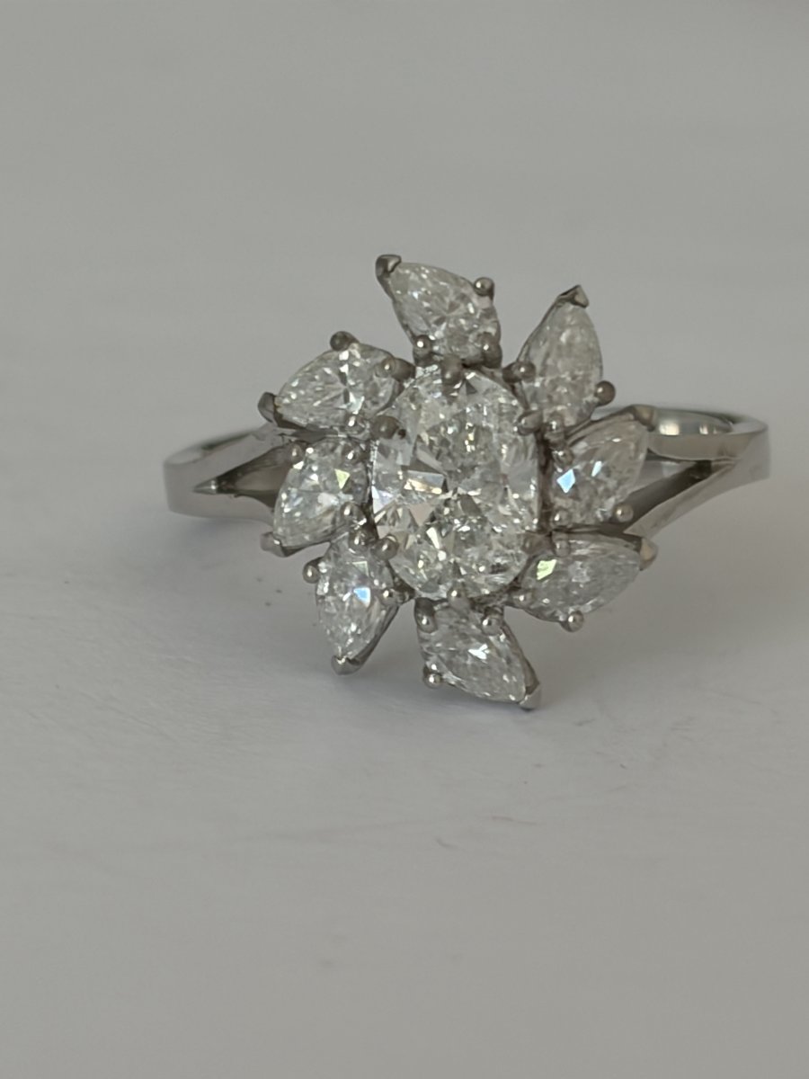 7941- Bague Vintage Or Gris Diamants (1,80 ct au total)