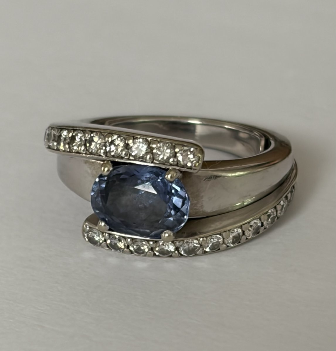8027 - Vintage White Gold Ring With Tanzanite And Diamonds-photo-2